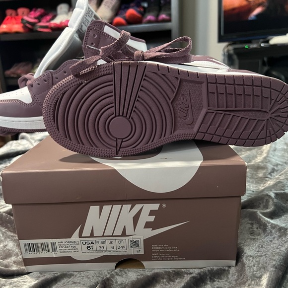 Nike air Jordan 1 retro high OG white/ mauve 6.5Y =8 in women’s - Picture 9 of 9